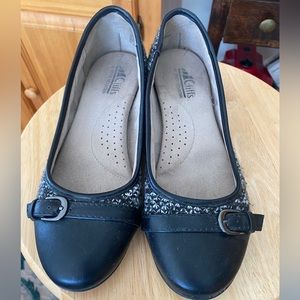 Like new Black and gray flats